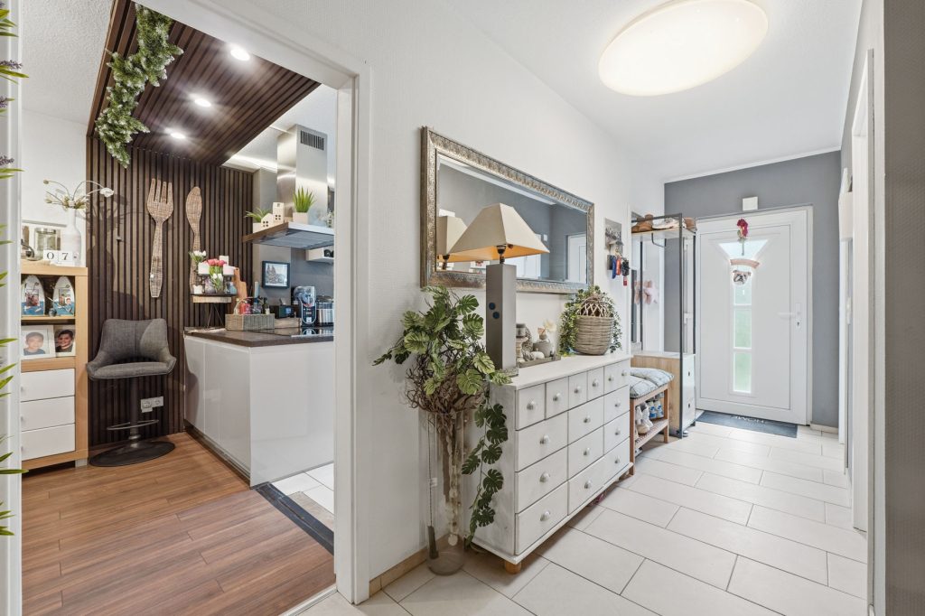 Gütelhöfer Immobilien - Immobilienangebot - Frechen - Alle - Freistehendes Einfamilienhaus mit Einbauküche, Carport und idealem Grundriss für die junge Familie
