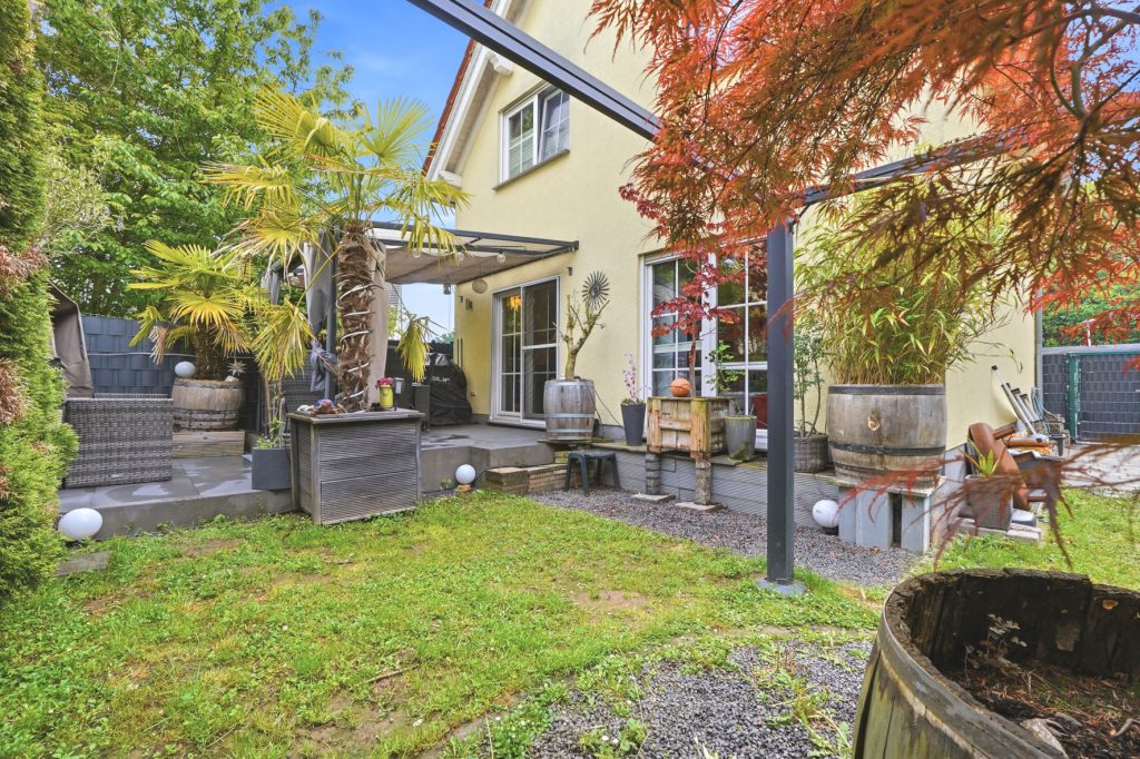 Gütelhöfer Immobilien - Immobilienangebot - Frechen - Alle - Freistehendes Einfamilienhaus mit Einbauküche, Carport und idealem Grundriss für die junge Familie