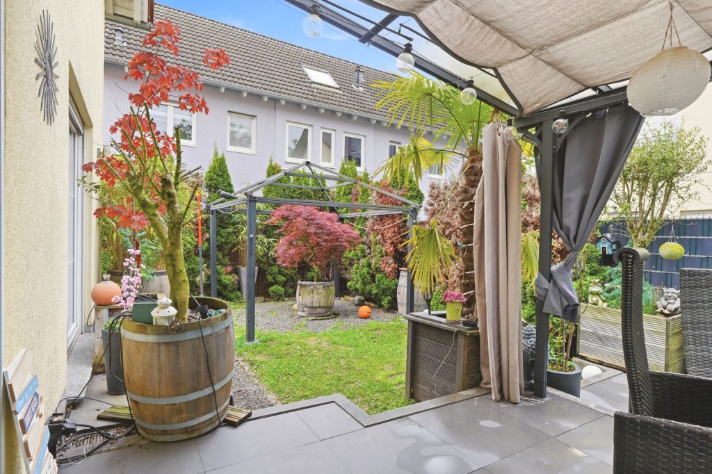 Gütelhöfer Immobilien - Immobilienangebot - Frechen - Alle - Freistehendes Einfamilienhaus mit Einbauküche, Carport und idealem Grundriss für die junge Familie