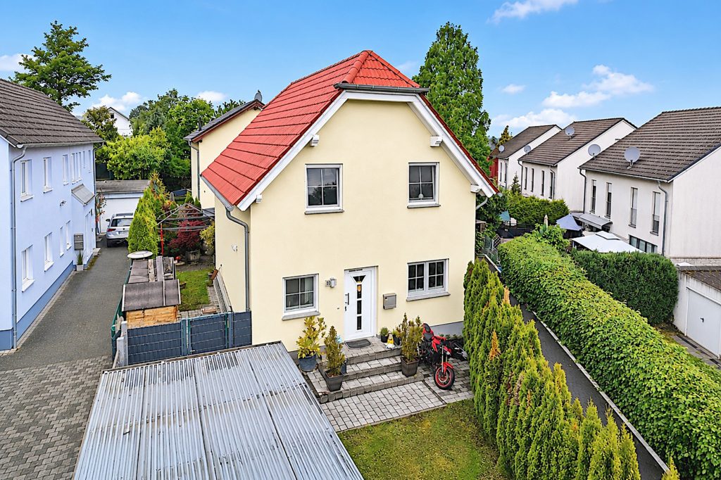 Gütelhöfer Immobilien - Immobilienangebot - Frechen - Alle - Freistehendes Einfamilienhaus mit Einbauküche, Carport und idealem Grundriss für die junge Familie