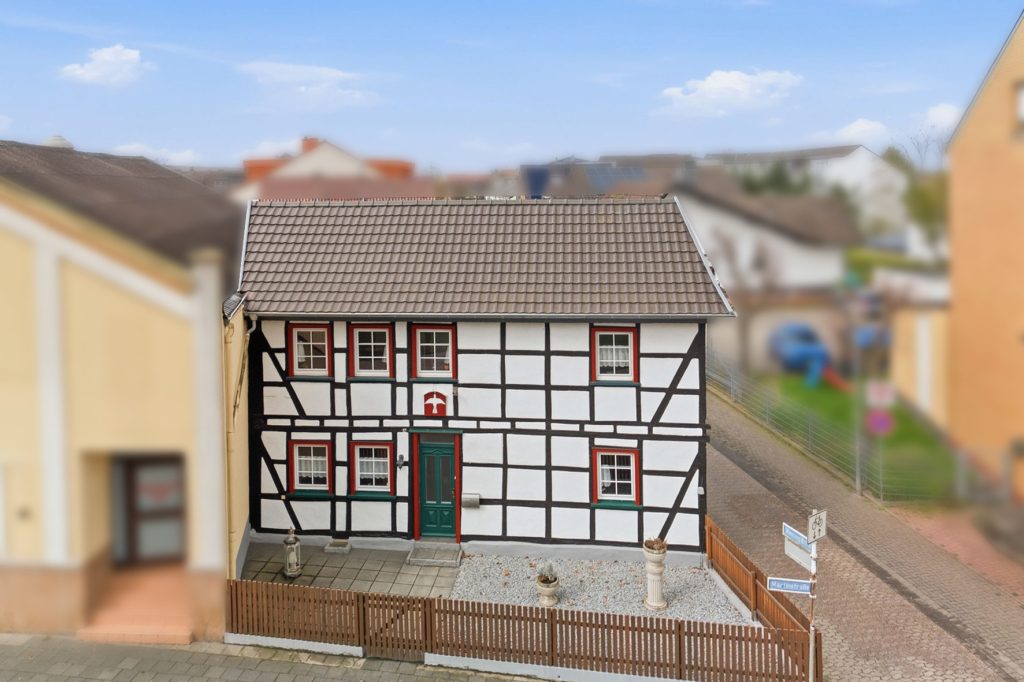 Gütelhöfer Immobilien - Immobilienangebot - Rheinbach - Alle - Schmuckkästchen in zentraler Lage! Einzigartiges Wohnhaus mit Innenhof, Dachterrasse u. fünf Garagen