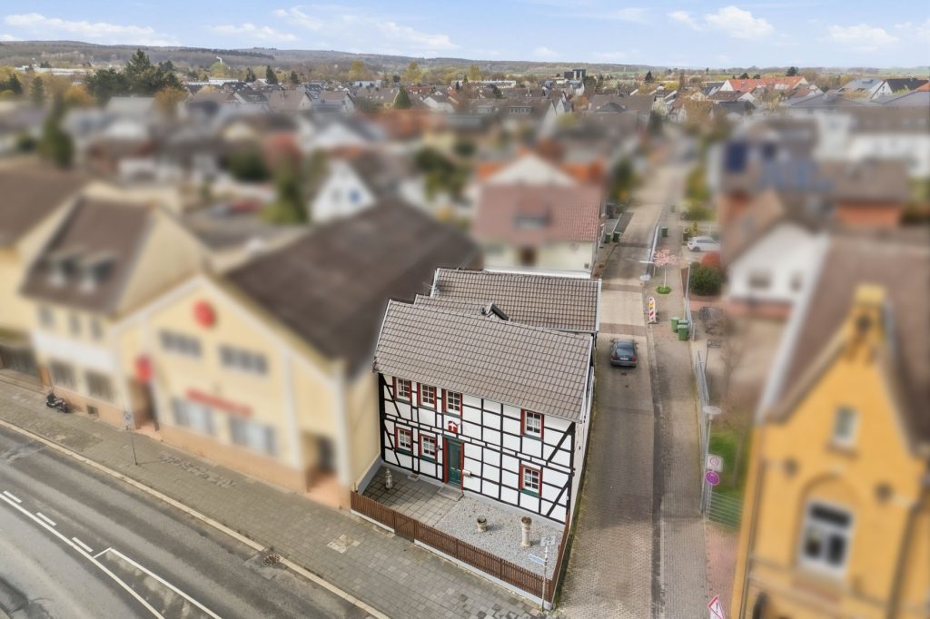 Gütelhöfer Immobilien - Immobilienangebot - Rheinbach - Alle - Schmuckkästchen in zentraler Lage! Einzigartiges Wohnhaus mit Innenhof, Dachterrasse u. fünf Garagen