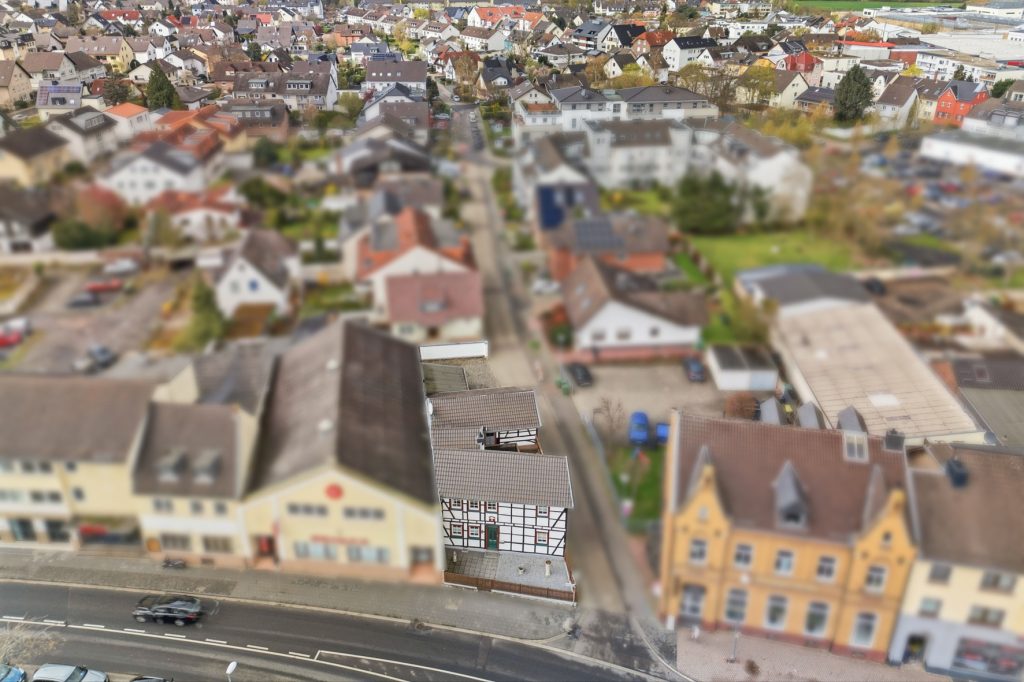 Gütelhöfer Immobilien - Immobilienangebot - Rheinbach - Alle - Schmuckkästchen in zentraler Lage! Einzigartiges Wohnhaus mit Innenhof, Dachterrasse u. fünf Garagen