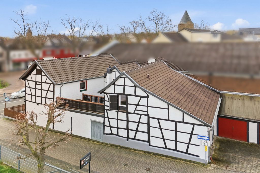 Gütelhöfer Immobilien - Immobilienangebot - Rheinbach - Alle - Schmuckkästchen in zentraler Lage! Einzigartiges Wohnhaus mit Innenhof, Dachterrasse u. fünf Garagen