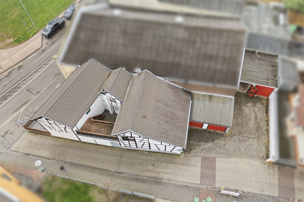 Gütelhöfer Immobilien - Immobilienangebot - Rheinbach - Alle - Schmuckkästchen in zentraler Lage! Einzigartiges Wohnhaus mit Innenhof, Dachterrasse u. fünf Garagen