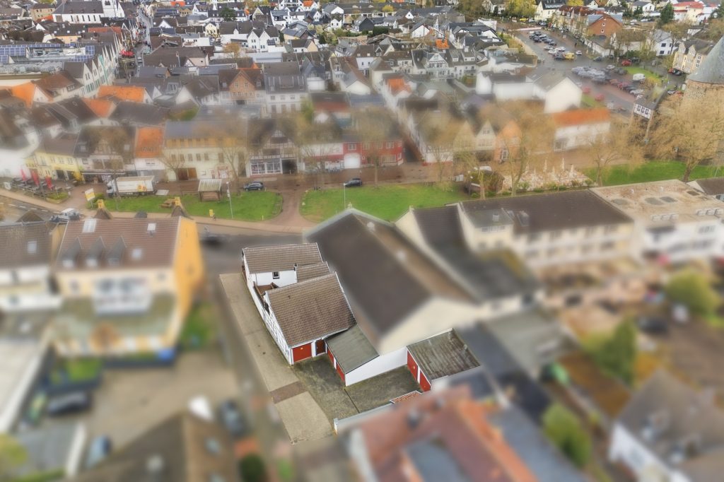 Gütelhöfer Immobilien - Immobilienangebot - Rheinbach - Alle - Schmuckkästchen in zentraler Lage! Einzigartiges Wohnhaus mit Innenhof, Dachterrasse u. fünf Garagen