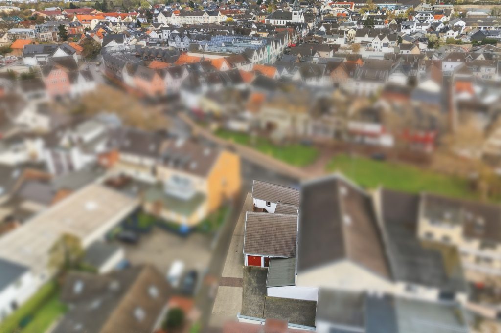 Gütelhöfer Immobilien - Immobilienangebot - Rheinbach - Alle - Schmuckkästchen in zentraler Lage! Einzigartiges Wohnhaus mit Innenhof, Dachterrasse u. fünf Garagen