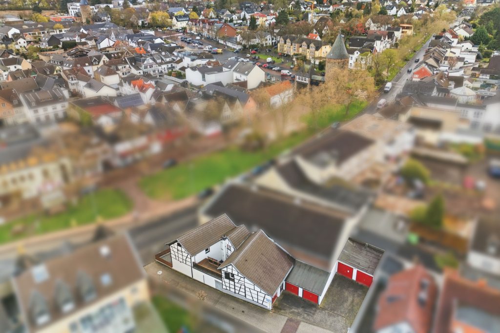 Gütelhöfer Immobilien - Immobilienangebot - Rheinbach - Alle - Schmuckkästchen in zentraler Lage! Einzigartiges Wohnhaus mit Innenhof, Dachterrasse u. fünf Garagen