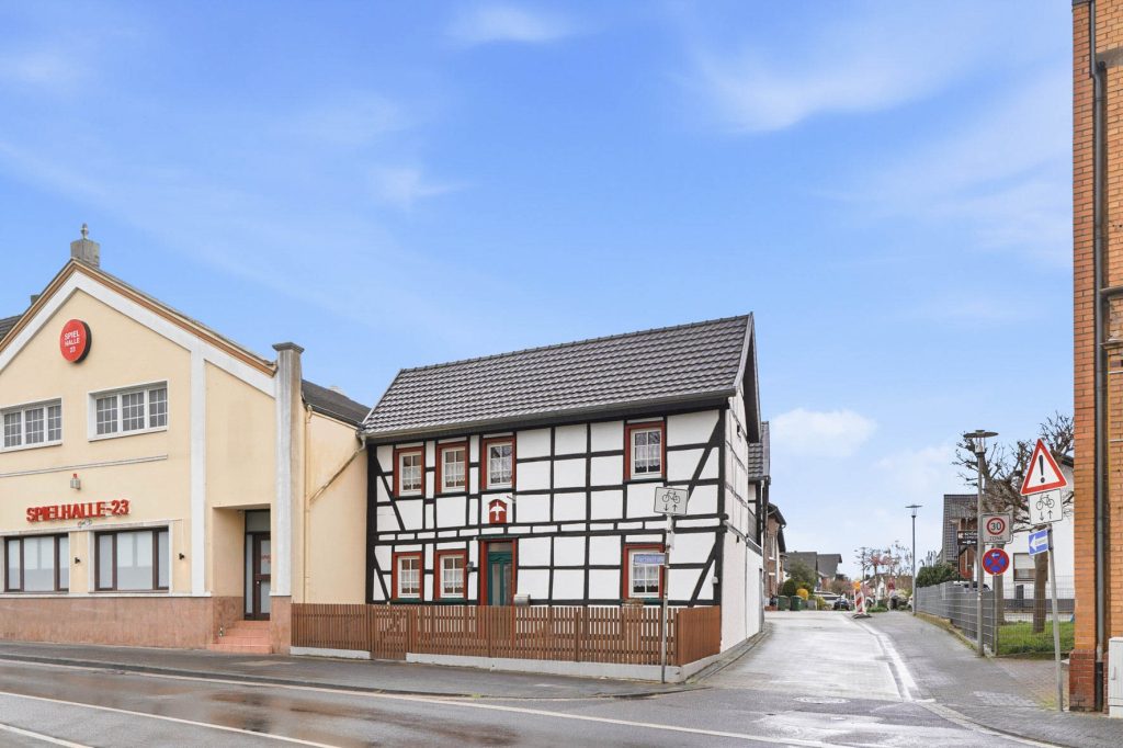 Gütelhöfer Immobilien - Immobilienangebot - Rheinbach - Alle - Schmuckkästchen in zentraler Lage! Einzigartiges Wohnhaus mit Innenhof, Dachterrasse u. fünf Garagen