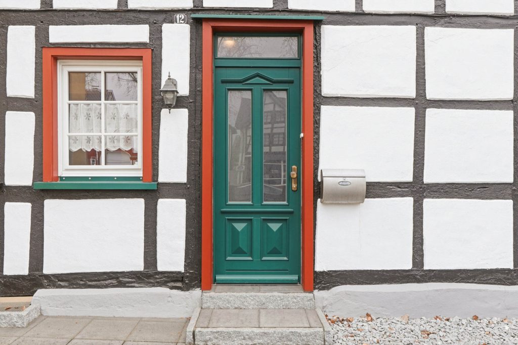 Gütelhöfer Immobilien - Immobilienangebot - Rheinbach - Alle - Schmuckkästchen in zentraler Lage! Einzigartiges Wohnhaus mit Innenhof, Dachterrasse u. fünf Garagen