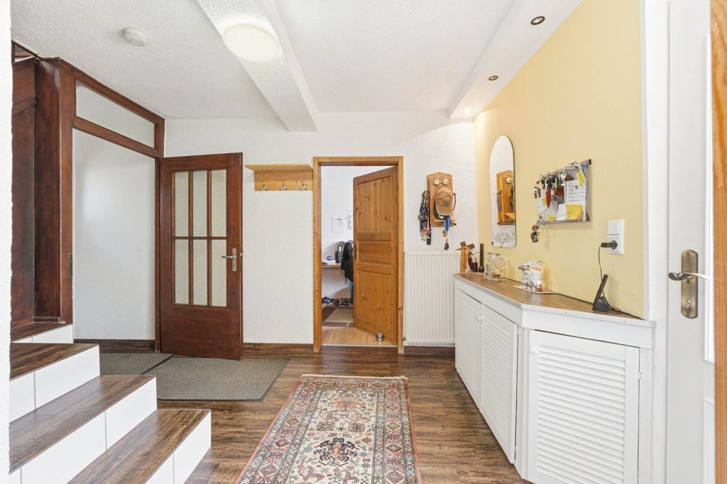 Gütelhöfer Immobilien - Immobilienangebot - Rheinbach - Alle - Schmuckkästchen in zentraler Lage! Einzigartiges Wohnhaus mit Innenhof, Dachterrasse u. fünf Garagen