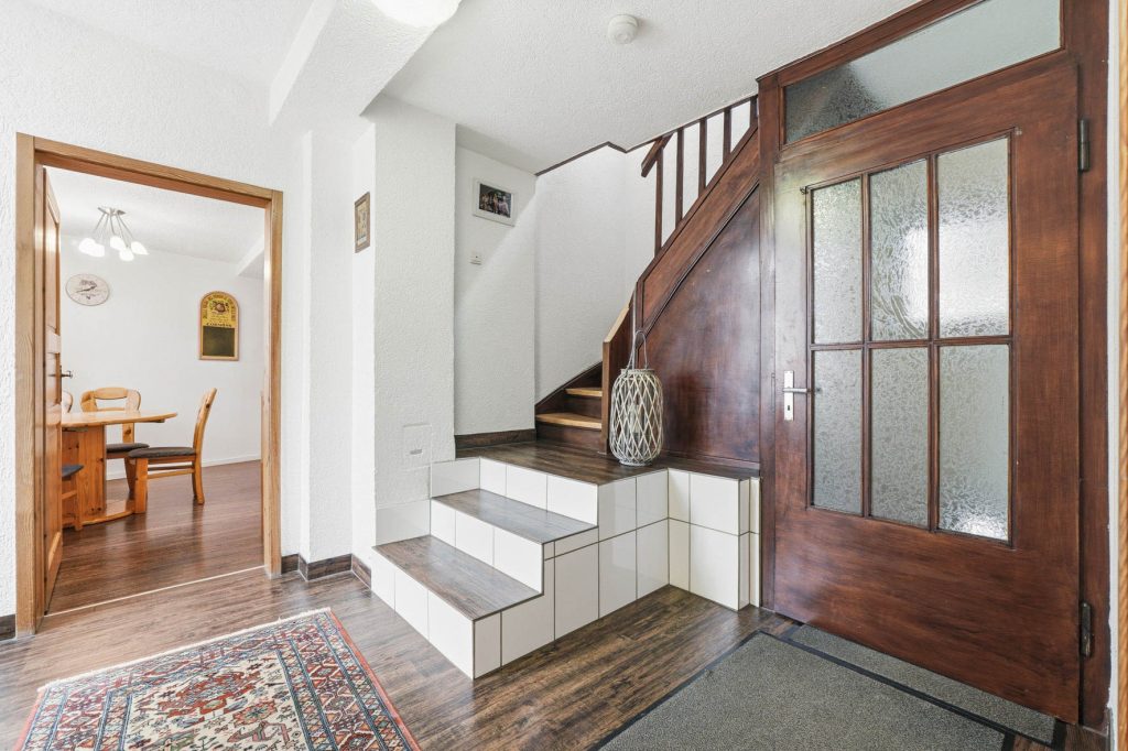 Gütelhöfer Immobilien - Immobilienangebot - Rheinbach - Alle - Schmuckkästchen in zentraler Lage! Einzigartiges Wohnhaus mit Innenhof, Dachterrasse u. fünf Garagen