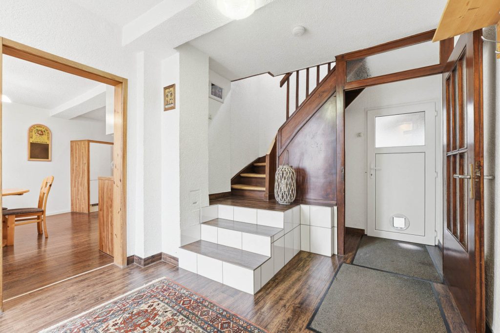 Gütelhöfer Immobilien - Immobilienangebot - Rheinbach - Alle - Schmuckkästchen in zentraler Lage! Einzigartiges Wohnhaus mit Innenhof, Dachterrasse u. fünf Garagen