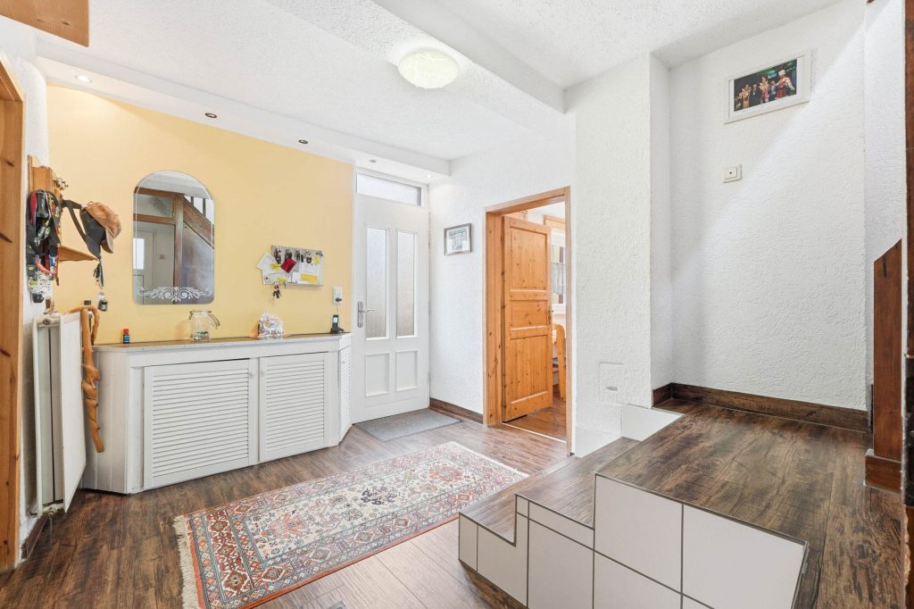 Gütelhöfer Immobilien - Immobilienangebot - Rheinbach - Alle - Schmuckkästchen in zentraler Lage! Einzigartiges Wohnhaus mit Innenhof, Dachterrasse u. fünf Garagen