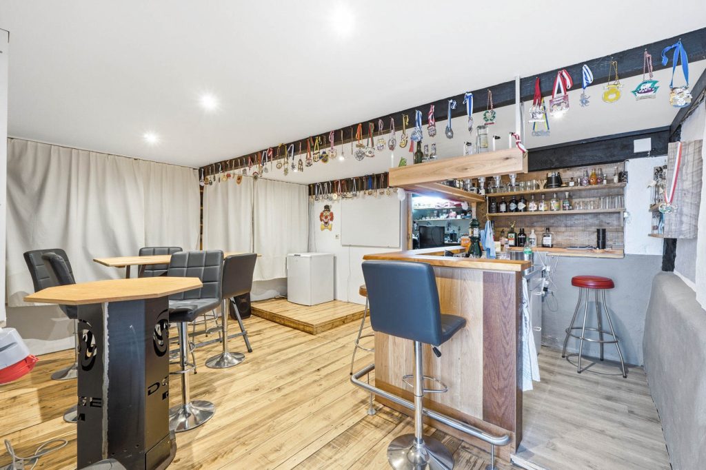 Gütelhöfer Immobilien - Immobilienangebot - Rheinbach - Alle - Schmuckkästchen in zentraler Lage! Einzigartiges Wohnhaus mit Innenhof, Dachterrasse u. fünf Garagen
