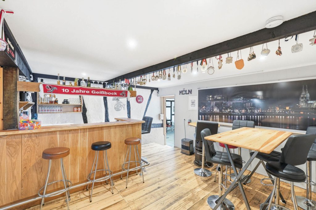 Gütelhöfer Immobilien - Immobilienangebot - Rheinbach - Alle - Schmuckkästchen in zentraler Lage! Einzigartiges Wohnhaus mit Innenhof, Dachterrasse u. fünf Garagen