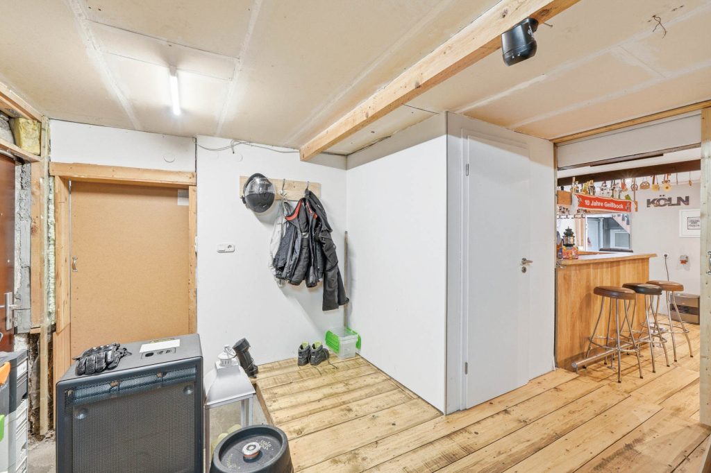 Gütelhöfer Immobilien - Immobilienangebot - Rheinbach - Alle - Schmuckkästchen in zentraler Lage! Einzigartiges Wohnhaus mit Innenhof, Dachterrasse u. fünf Garagen