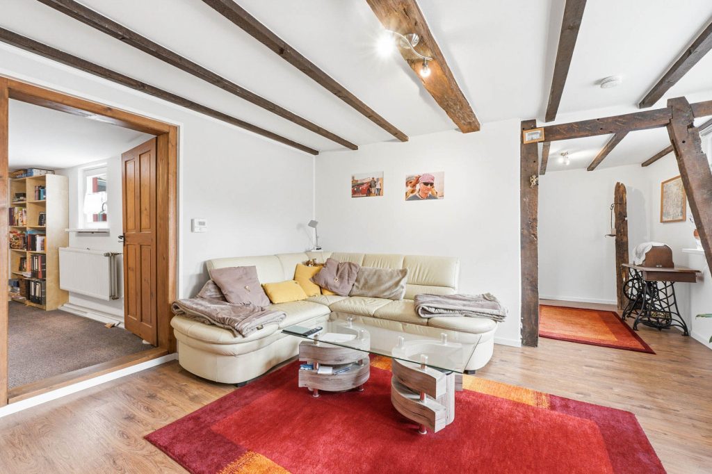 Gütelhöfer Immobilien - Immobilienangebot - Rheinbach - Alle - Schmuckkästchen in zentraler Lage! Einzigartiges Wohnhaus mit Innenhof, Dachterrasse u. fünf Garagen