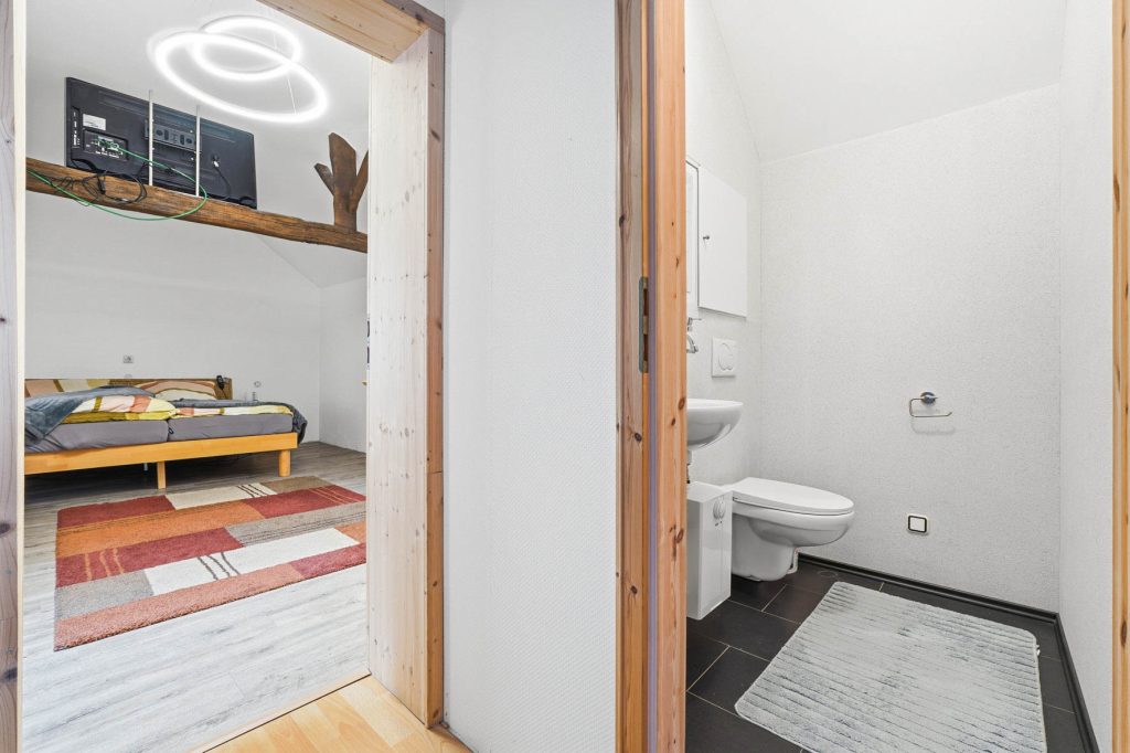 Gütelhöfer Immobilien - Immobilienangebot - Rheinbach - Alle - Schmuckkästchen in zentraler Lage! Einzigartiges Wohnhaus mit Innenhof, Dachterrasse u. fünf Garagen