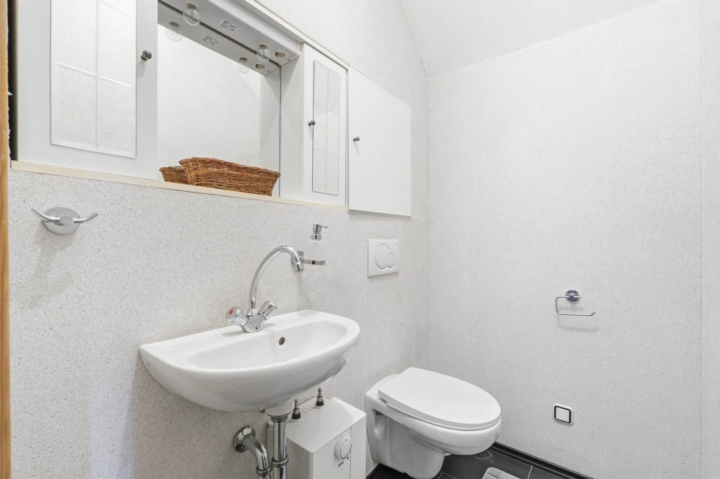 Gütelhöfer Immobilien - Immobilienangebot - Rheinbach - Alle - Schmuckkästchen in zentraler Lage! Einzigartiges Wohnhaus mit Innenhof, Dachterrasse u. fünf Garagen