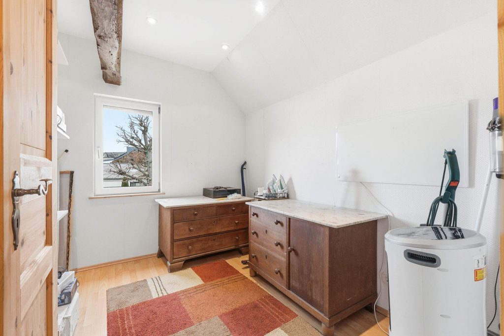 Gütelhöfer Immobilien - Immobilienangebot - Rheinbach - Alle - Schmuckkästchen in zentraler Lage! Einzigartiges Wohnhaus mit Innenhof, Dachterrasse u. fünf Garagen