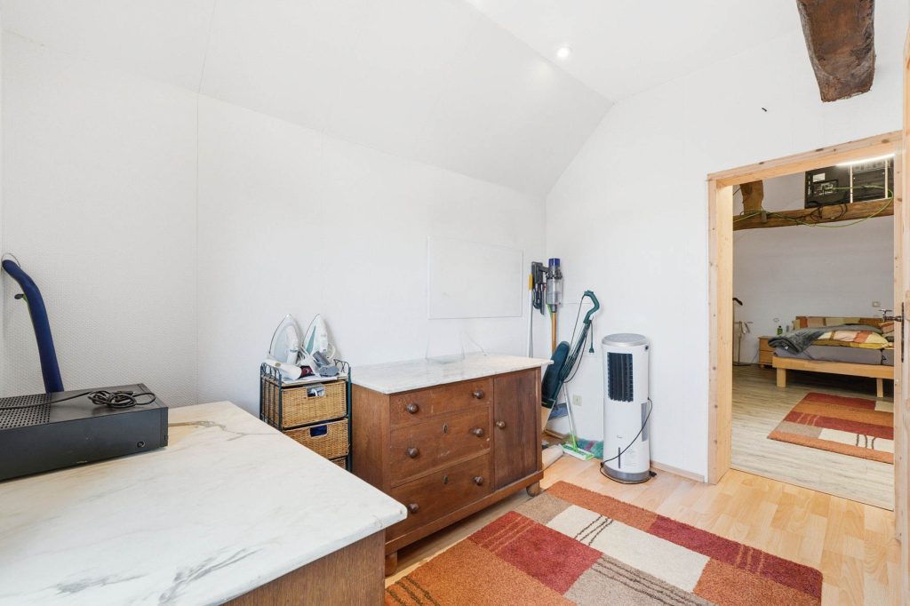 Gütelhöfer Immobilien - Immobilienangebot - Rheinbach - Alle - Schmuckkästchen in zentraler Lage! Einzigartiges Wohnhaus mit Innenhof, Dachterrasse u. fünf Garagen