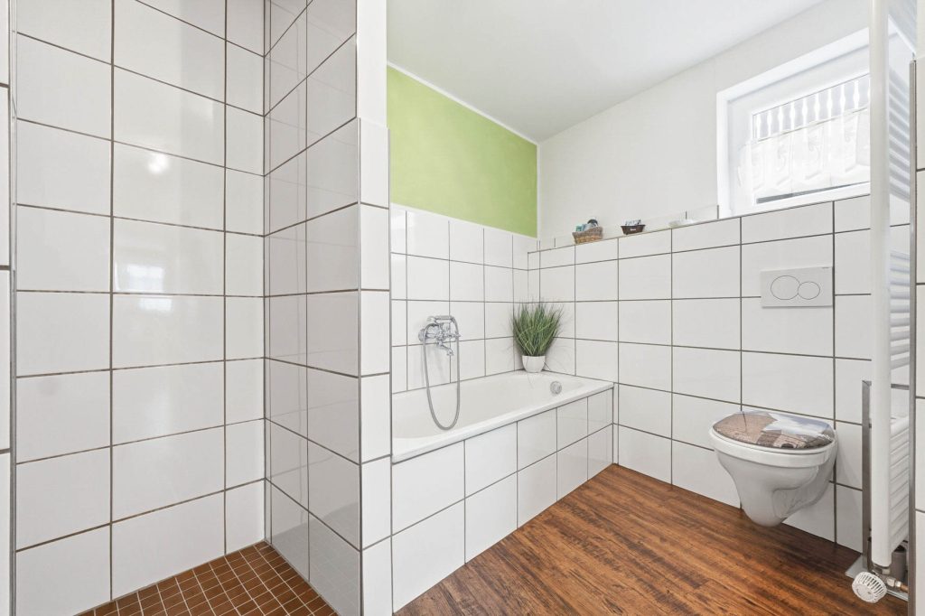 Gütelhöfer Immobilien - Immobilienangebot - Rheinbach - Alle - Schmuckkästchen in zentraler Lage! Einzigartiges Wohnhaus mit Innenhof, Dachterrasse u. fünf Garagen