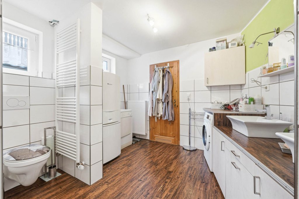 Gütelhöfer Immobilien - Immobilienangebot - Rheinbach - Alle - Schmuckkästchen in zentraler Lage! Einzigartiges Wohnhaus mit Innenhof, Dachterrasse u. fünf Garagen