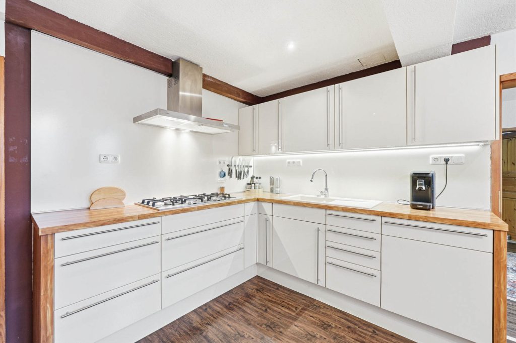 Gütelhöfer Immobilien - Immobilienangebot - Rheinbach - Alle - Schmuckkästchen in zentraler Lage! Einzigartiges Wohnhaus mit Innenhof, Dachterrasse u. fünf Garagen
