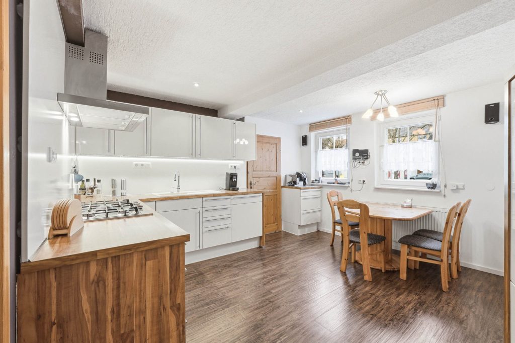 Gütelhöfer Immobilien - Immobilienangebot - Rheinbach - Alle - Schmuckkästchen in zentraler Lage! Einzigartiges Wohnhaus mit Innenhof, Dachterrasse u. fünf Garagen