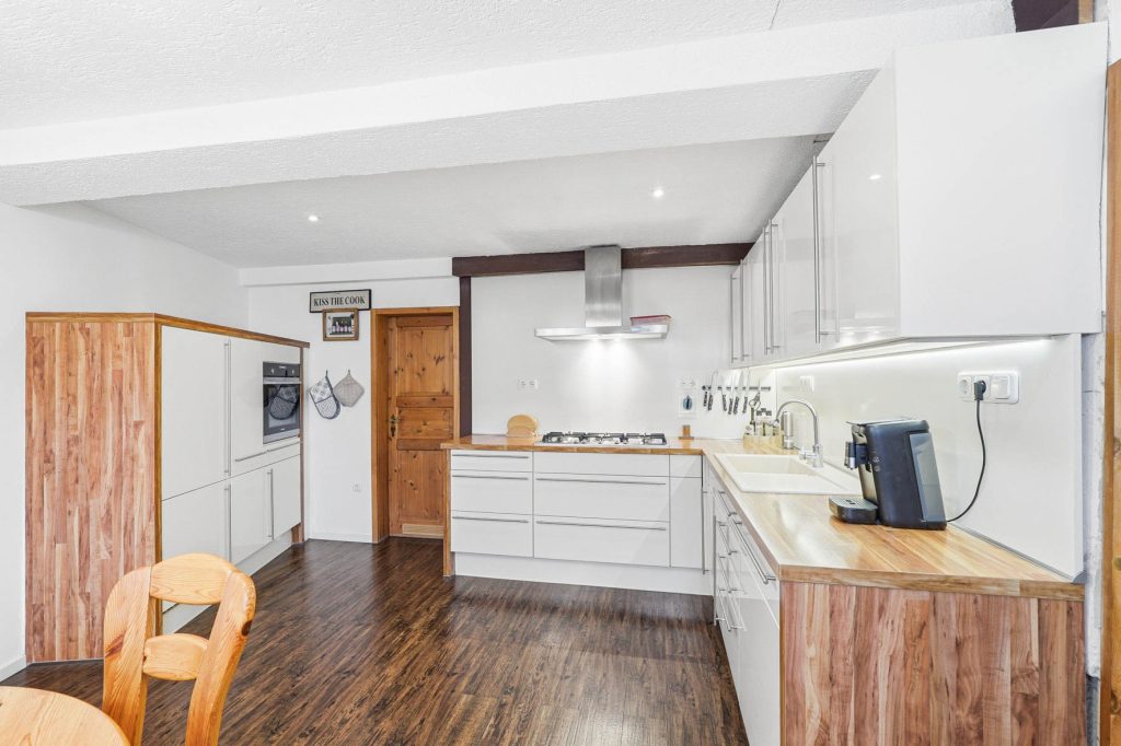 Gütelhöfer Immobilien - Immobilienangebot - Rheinbach - Alle - Schmuckkästchen in zentraler Lage! Einzigartiges Wohnhaus mit Innenhof, Dachterrasse u. fünf Garagen