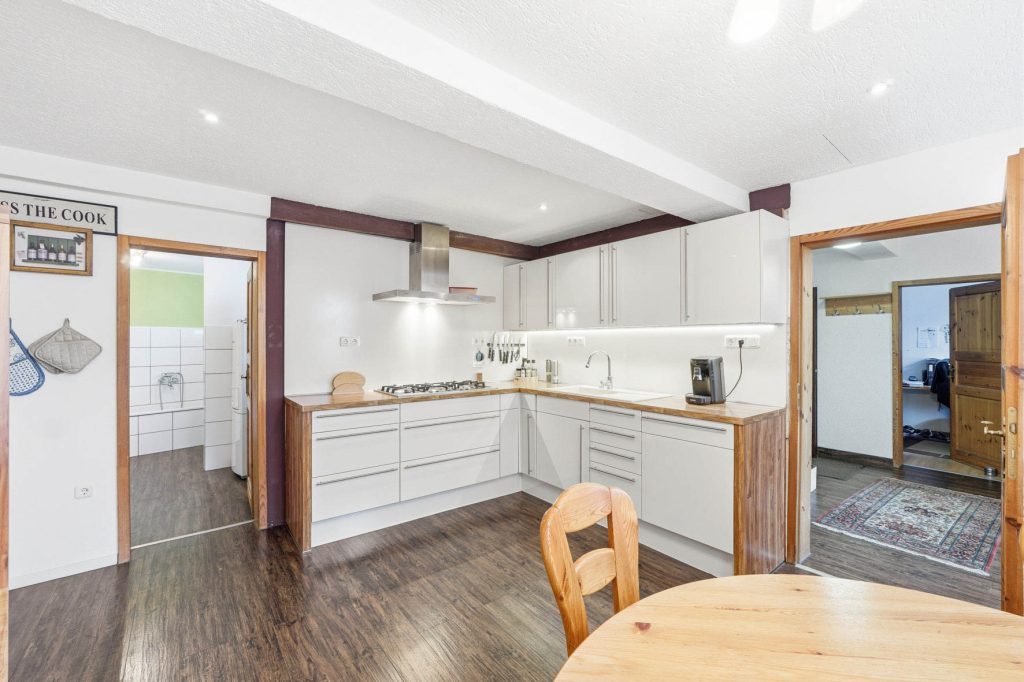 Gütelhöfer Immobilien - Immobilienangebot - Rheinbach - Alle - Schmuckkästchen in zentraler Lage! Einzigartiges Wohnhaus mit Innenhof, Dachterrasse u. fünf Garagen