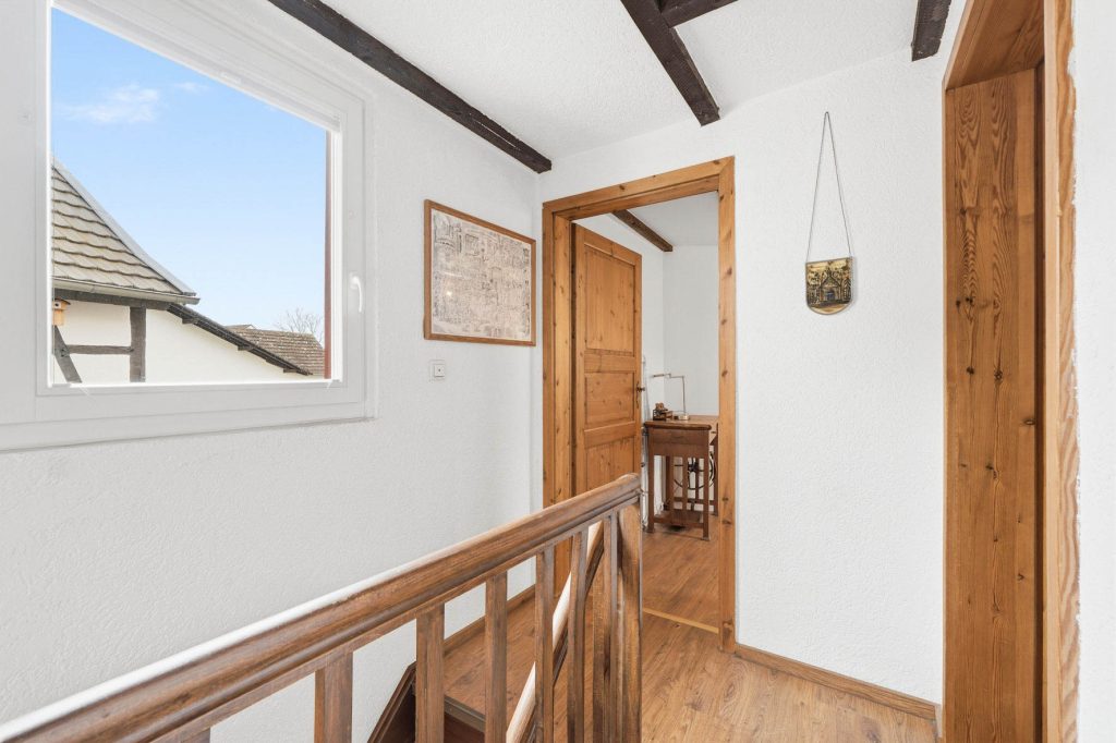 Gütelhöfer Immobilien - Immobilienangebot - Rheinbach - Alle - Schmuckkästchen in zentraler Lage! Einzigartiges Wohnhaus mit Innenhof, Dachterrasse u. fünf Garagen