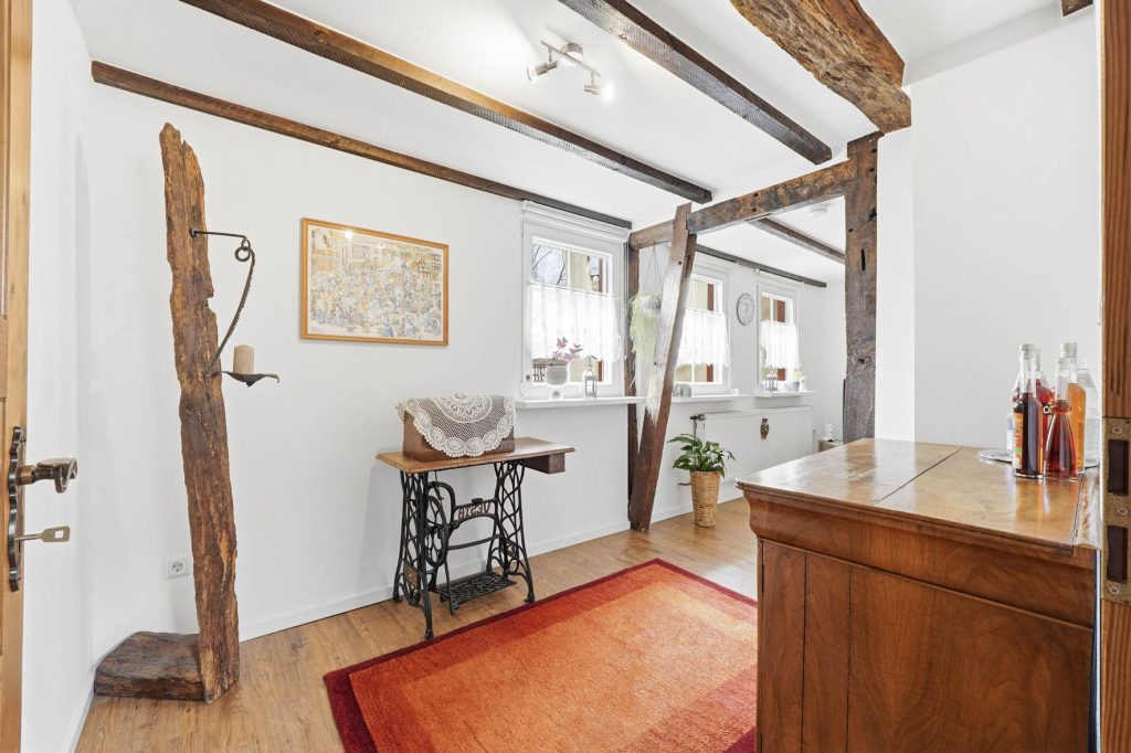 Gütelhöfer Immobilien - Immobilienangebot - Rheinbach - Alle - Schmuckkästchen in zentraler Lage! Einzigartiges Wohnhaus mit Innenhof, Dachterrasse u. fünf Garagen