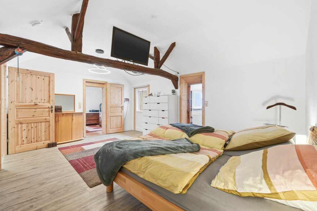 Gütelhöfer Immobilien - Immobilienangebot - Rheinbach - Alle - Schmuckkästchen in zentraler Lage! Einzigartiges Wohnhaus mit Innenhof, Dachterrasse u. fünf Garagen