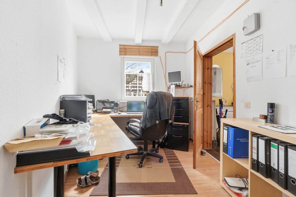 Gütelhöfer Immobilien - Immobilienangebot - Rheinbach - Alle - Schmuckkästchen in zentraler Lage! Einzigartiges Wohnhaus mit Innenhof, Dachterrasse u. fünf Garagen