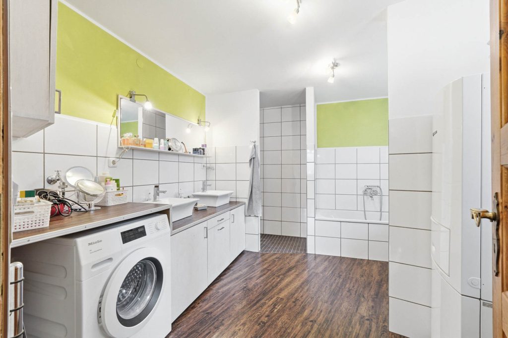Gütelhöfer Immobilien - Immobilienangebot - Rheinbach - Alle - Schmuckkästchen in zentraler Lage! Einzigartiges Wohnhaus mit Innenhof, Dachterrasse u. fünf Garagen