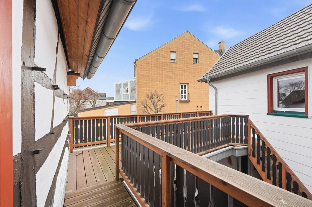 Gütelhöfer Immobilien - Immobilienangebot - Rheinbach - Alle - Schmuckkästchen in zentraler Lage! Einzigartiges Wohnhaus mit Innenhof, Dachterrasse u. fünf Garagen