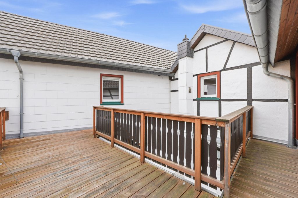 Gütelhöfer Immobilien - Immobilienangebot - Rheinbach - Alle - Schmuckkästchen in zentraler Lage! Einzigartiges Wohnhaus mit Innenhof, Dachterrasse u. fünf Garagen
