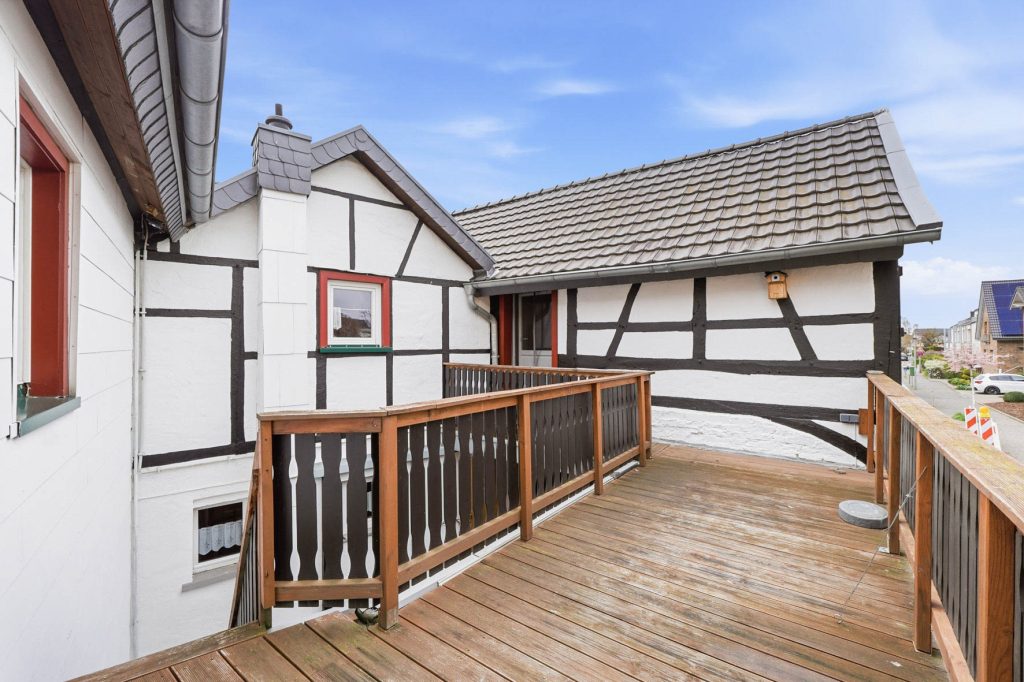 Gütelhöfer Immobilien - Immobilienangebot - Rheinbach - Alle - Schmuckkästchen in zentraler Lage! Einzigartiges Wohnhaus mit Innenhof, Dachterrasse u. fünf Garagen