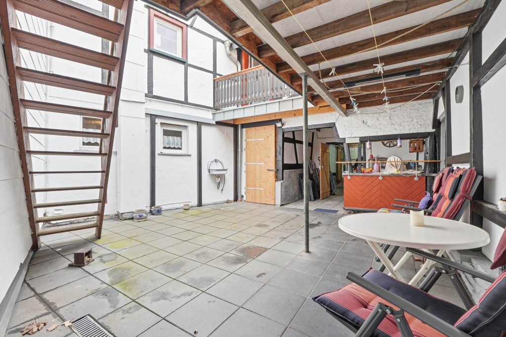Gütelhöfer Immobilien - Immobilienangebot - Rheinbach - Alle - Schmuckkästchen in zentraler Lage! Einzigartiges Wohnhaus mit Innenhof, Dachterrasse u. fünf Garagen