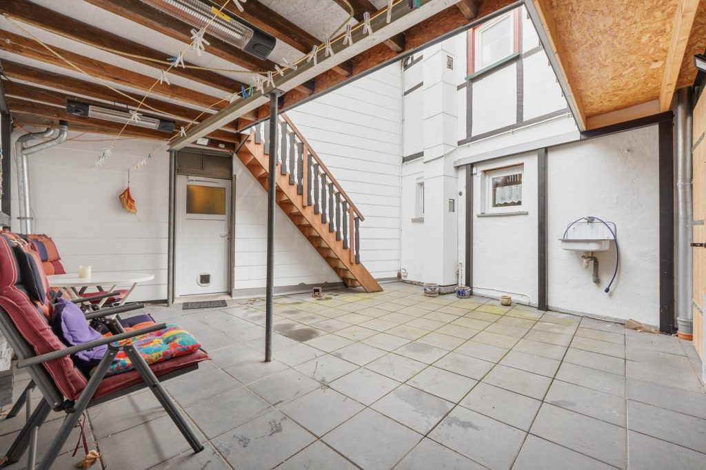 Gütelhöfer Immobilien - Immobilienangebot - Rheinbach - Alle - Schmuckkästchen in zentraler Lage! Einzigartiges Wohnhaus mit Innenhof, Dachterrasse u. fünf Garagen