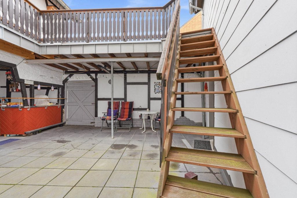 Gütelhöfer Immobilien - Immobilienangebot - Rheinbach - Alle - Schmuckkästchen in zentraler Lage! Einzigartiges Wohnhaus mit Innenhof, Dachterrasse u. fünf Garagen