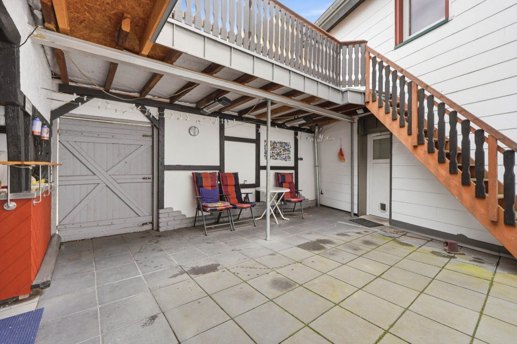 Gütelhöfer Immobilien - Immobilienangebot - Rheinbach - Alle - Schmuckkästchen in zentraler Lage! Einzigartiges Wohnhaus mit Innenhof, Dachterrasse u. fünf Garagen