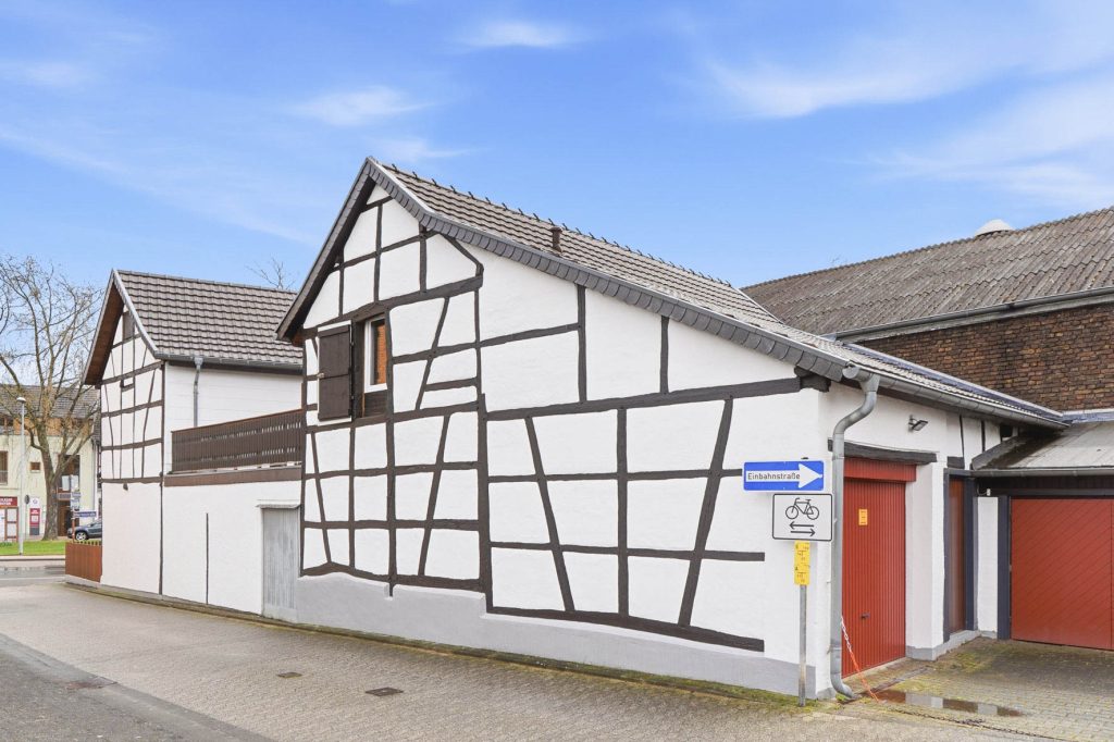 Gütelhöfer Immobilien - Immobilienangebot - Rheinbach - Alle - Schmuckkästchen in zentraler Lage! Einzigartiges Wohnhaus mit Innenhof, Dachterrasse u. fünf Garagen