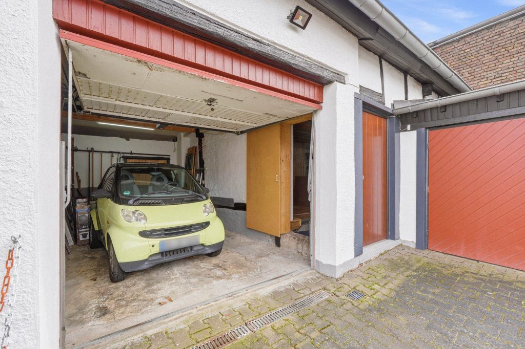 Gütelhöfer Immobilien - Immobilienangebot - Rheinbach - Alle - Schmuckkästchen in zentraler Lage! Einzigartiges Wohnhaus mit Innenhof, Dachterrasse u. fünf Garagen