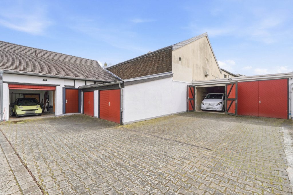 Gütelhöfer Immobilien - Immobilienangebot - Rheinbach - Alle - Schmuckkästchen in zentraler Lage! Einzigartiges Wohnhaus mit Innenhof, Dachterrasse u. fünf Garagen