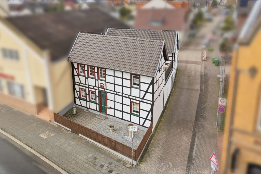 Gütelhöfer Immobilien - Immobilienangebot - Rheinbach - Alle - Schmuckkästchen in zentraler Lage! Einzigartiges Wohnhaus mit Innenhof, Dachterrasse u. fünf Garagen