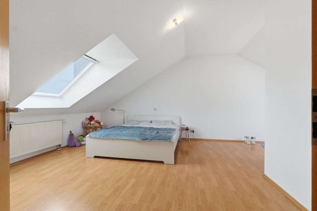 Gütelhöfer Immobilien - Immobilienangebot - Bonn / Endenich - Alle - Bezugsfrei! Charmante Dachgeschosswohnung in  Endenich zur Kapitalanlage oder eigenen Nutzung