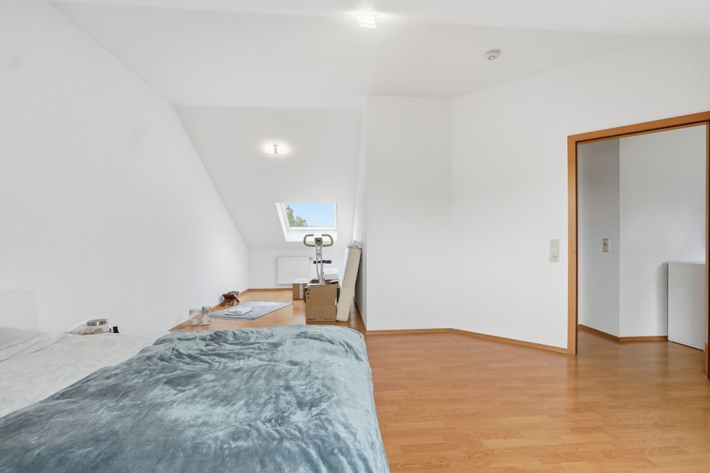 Gütelhöfer Immobilien - Immobilienangebot - Bonn / Endenich - Alle - Bezugsfrei! Charmante Dachgeschosswohnung in  Endenich zur Kapitalanlage oder eigenen Nutzung